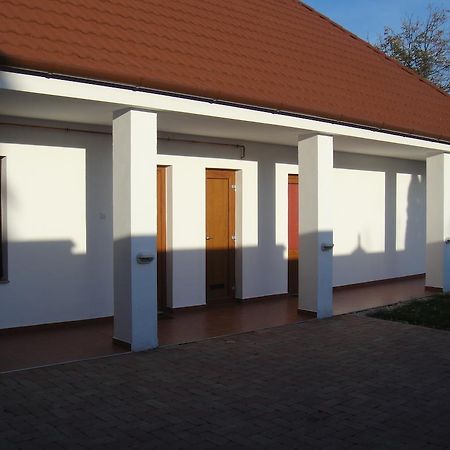 Paks Panzió Hotel Exterior foto