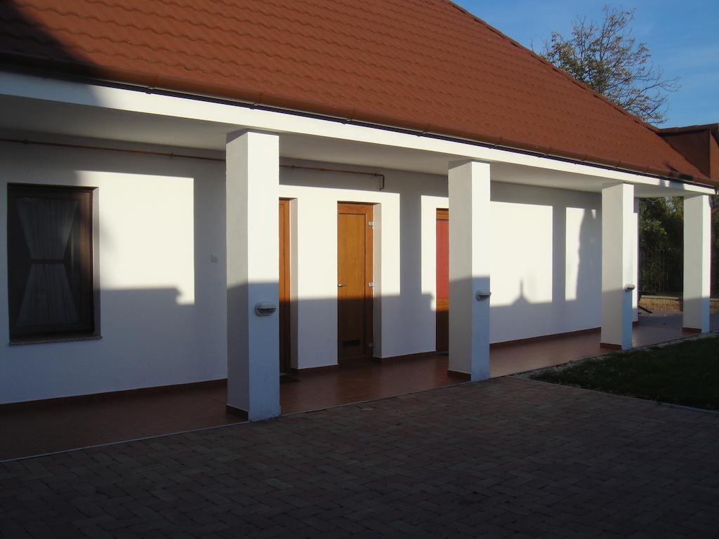 Paks Panzió Hotel Exterior foto